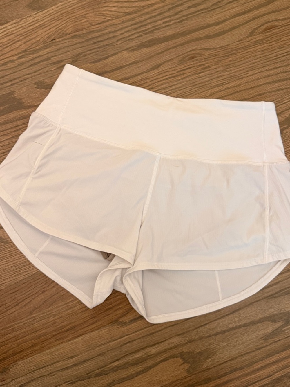 Like New- Lululemon High Rise Speed Up White Women’s Shorts 2.5” Sz 6